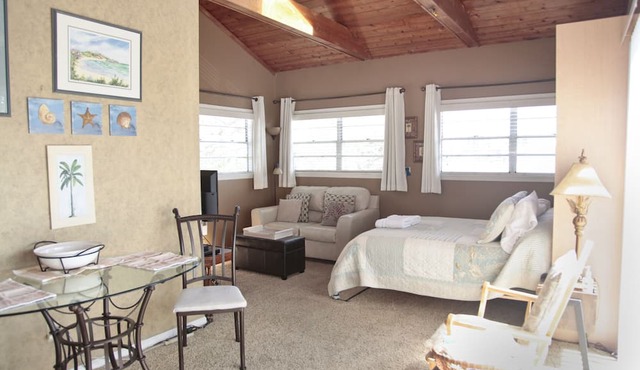 Great Studio - Under 2 minute walk to beach where dogs are welcome