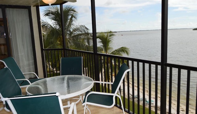 Sanibel Harbour Resort Harbour Tower 315: Relaxing while watching for dolphins in the water below.