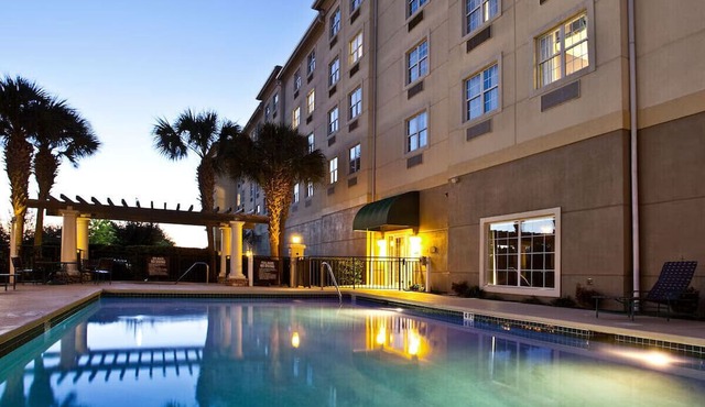 Serene Lakefront Getaway Double Queen Gym & Pool