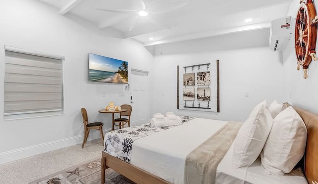 Large King Bedroom in the heart of Sanibel