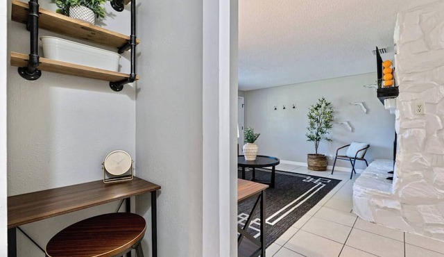 Right at Home Stays - Modern 2BR 2BA w/Yard & Fireplace in Pinellas Park