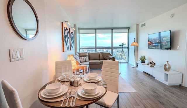 Skyline Serenity Downtown Fort Myers 1BR Pool Gym & City Views