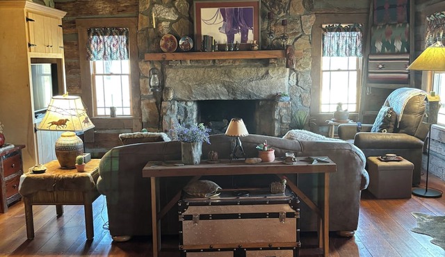 Rustic Farm Retreat: 2BR Cabin Amidst Rolling Fields & Fresh Country Air.