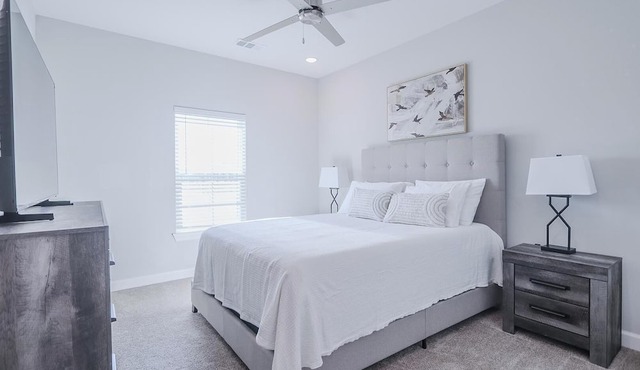 Landing | Stylish 2BD, Pool