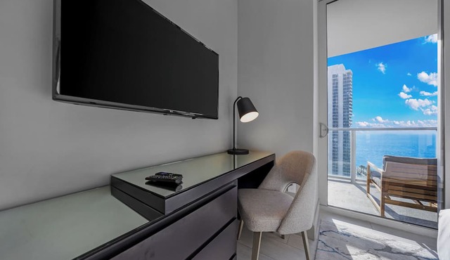 ★ Modern Panoramic Escape With Views, NO RESORT&PARKING FEE. CHECK DETAILS in Hollywood