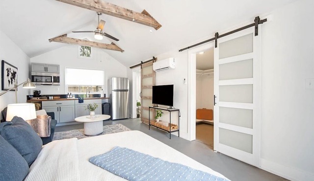 Chic King Studio Near Anna Maria Island. Parking & Beach Gear Included