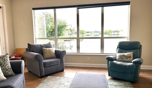 Salty Seahorse Serenade Lake 4-bedroom house in Cape Coral A/C POOL WiFi