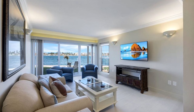 Villa de Marco, Water-front 1-bedroom condo on Marco Island with & Washer Dryer
