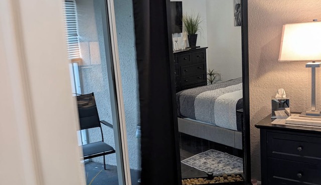 Shades of Gray Elegant 1BR King Condo, 3rd Floor,Lanai - Clothing Optional