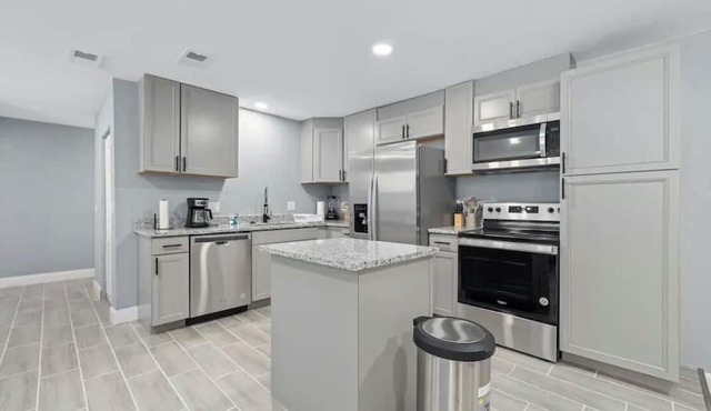 Spacious 4-bedroom house in fantastic Clearwater with AC in Clearwater