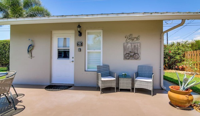1 Mi to Vanderbilt Beach! Walkable Couple’s Haven