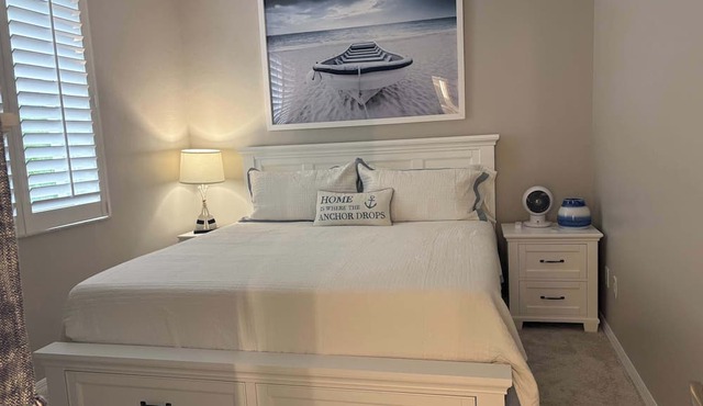 Beautiful, luxury condo in Regatta at Vanderbilt Beach with hot tub, gym & lanai