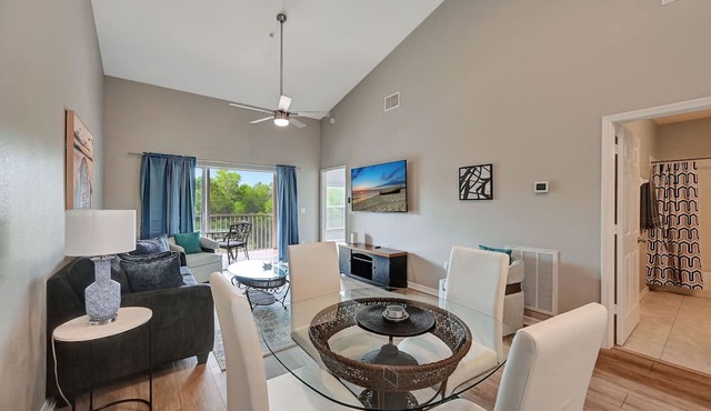 Immaculate 2 Bed/2 Bath Resort Condo in Naples. Close to Marco Island!