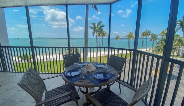 Sanibel Harbour Resort 237: Experience the sunsets on this Waterfront wrap around lanai