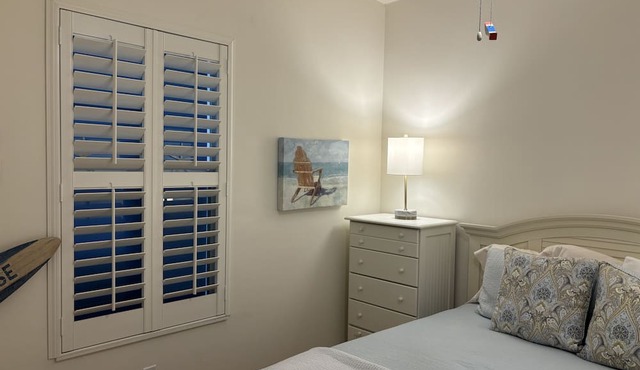 Newly updated and professionally managed Condo in N Naples, near the beach