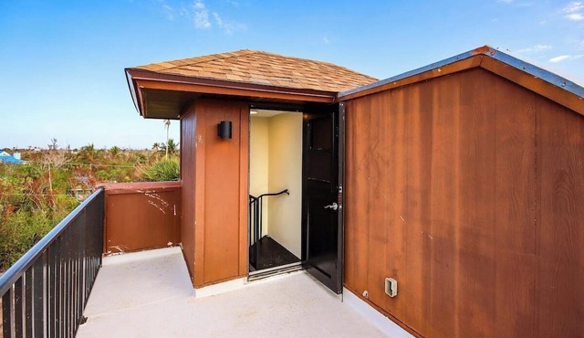Pet friendy 3-BR retreat with gulf views & crows nest balcony - Signal Inn 18