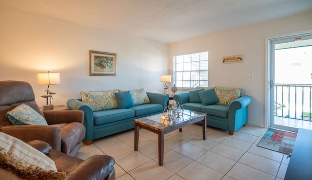 Two bedroom, two bathroom condo less than 10 minutes to Manasota Key.