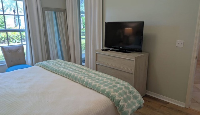 Impeccable 2BR/2BA condo, world class Pelican Bay amenities ! Save 10% monthly