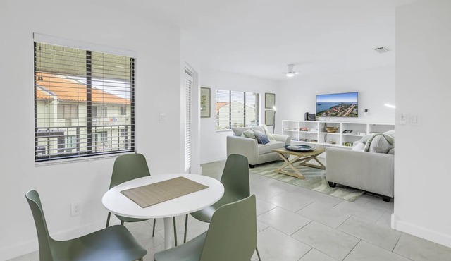 Stunning Five Star Remodel On Bay near Beach - DIscount for long-term!