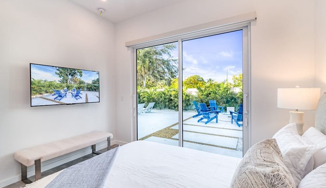 The Palace on Clematis – Vacation Home with Large Pool, Fire Pit & Great Location