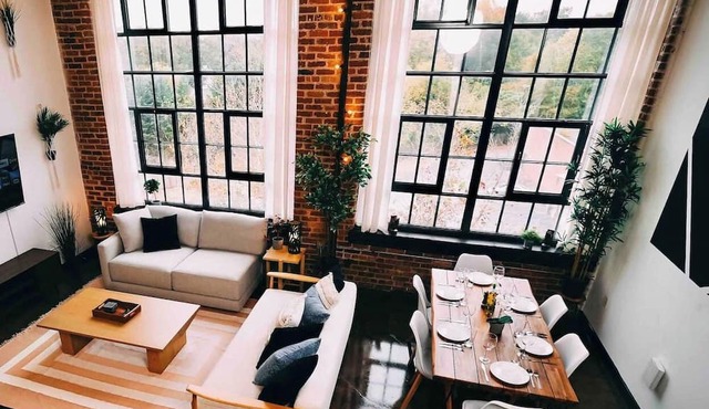 Cozy mill loft w/2 king beds, gym & pool