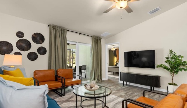 2 homes in 1! Ideal for several families! 6bdrms. 10 beds! Heated pool sleeps 12