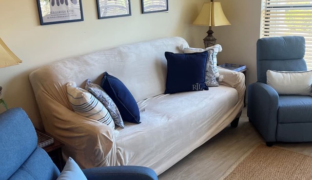 FORT MYERS GETAWAY! 2-bedroom condo with WiFi, AC
