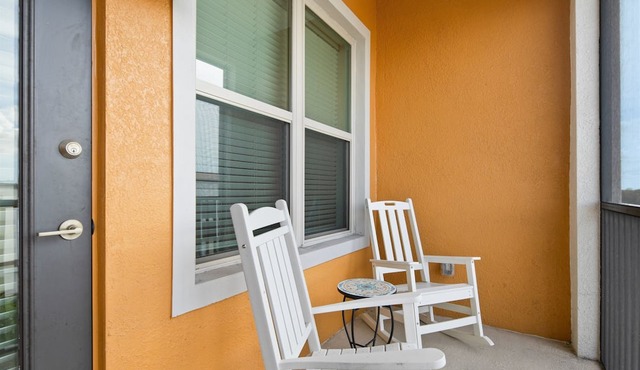 Tropical Dream 2BR/2BA w./Pool, Gym, and Theater
