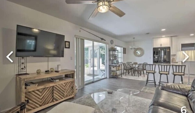 Walk to beach-great Venice island location! Close to Sharkey's and the pier.