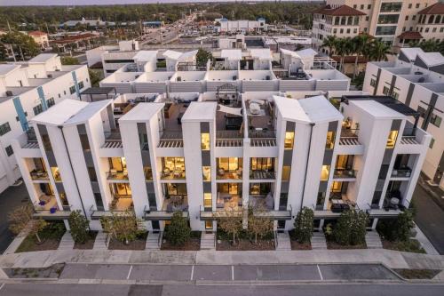 Sunny 4BR Sarasota Retreat With Hot Tub & Rooftop