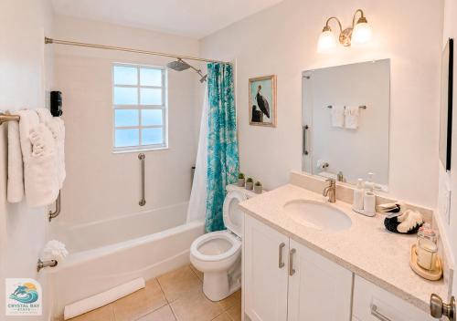 Crystal Bay Stays a stylish 2BR 2BA coastal getaway to 7 min to drive to Beach