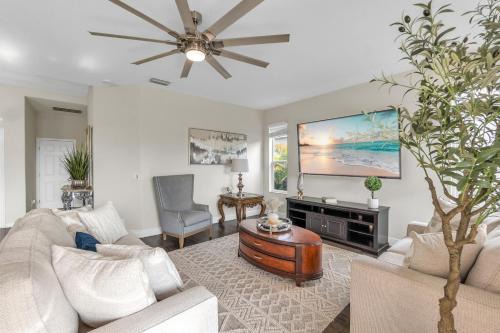 Paradise Heated Pool Home Near IMG and Siesta Key Beach
