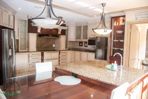 Palms On Byrne 5 Bed 6 bath 10 sleeper Tuscan Villa and Jacuzzi in Durban