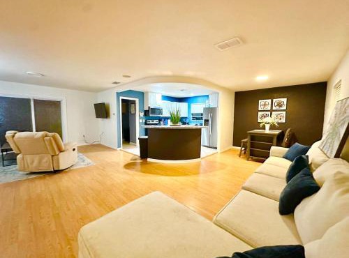Luxurious Cottage With Full Yard Near The Beach