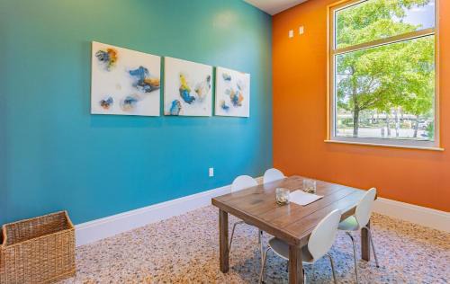 Landing Stylish 1BD Game Room Yoga Studio
