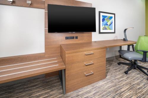 Holiday Inn Express & Suites - Fort Myers Airport by IHG
