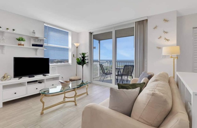 GULF VIEW | 8TH FLOOR STUDIO | 2 FULL BEDS | FREE PARKING + WIFI | BEACH GEAR