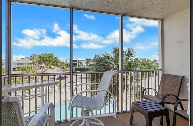 3RD FLOOR STUDIO | POOL-VIEW LANAI | KING BED | FREE PARKING | STEPS TO BONITA BEACH