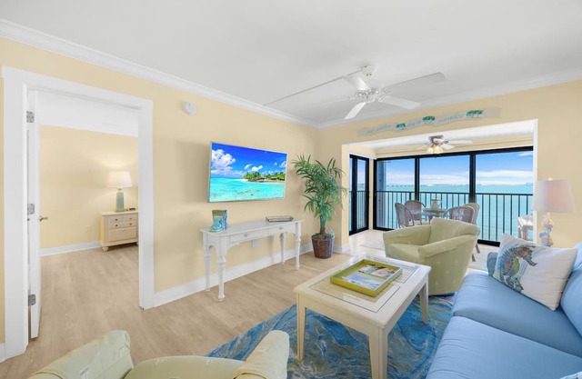 Mariner Pointe 1042: Gorgeous & Expansive Bay Front Views & Great Location!